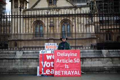 Brexit: i manifestanti fuori il Parlamento inglese  6
