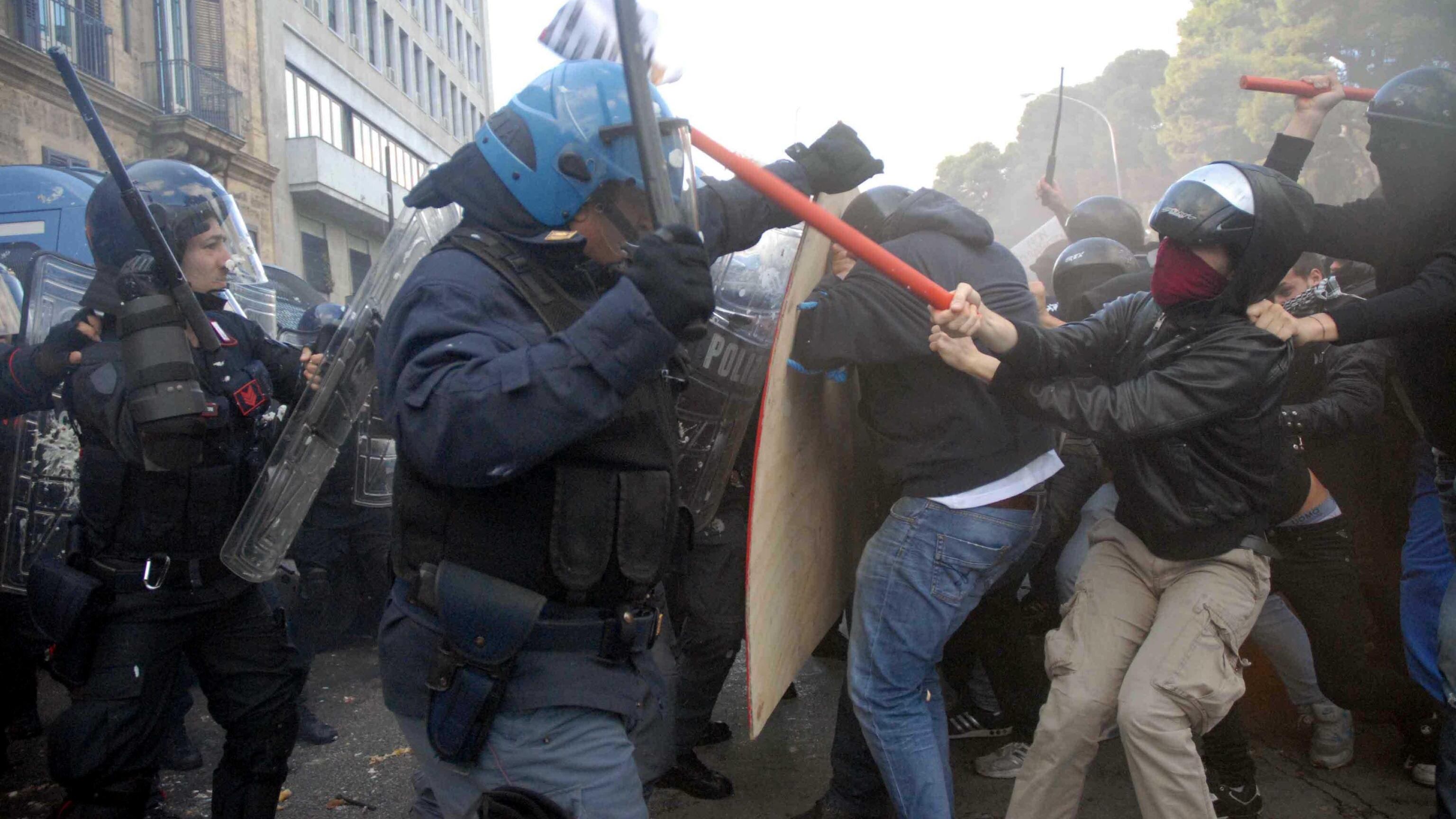 Poliziotti indagati dai pm, ma i violenti già in libertà