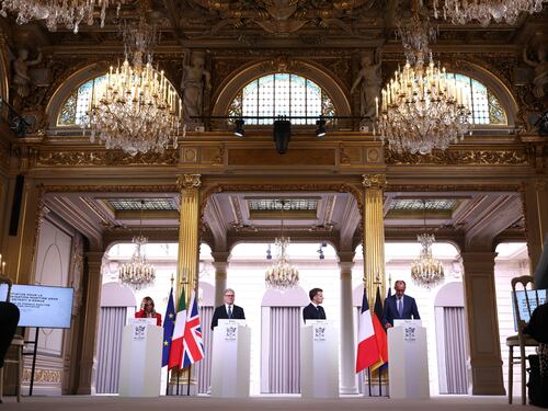 L'Iran riapre lo stretto di Hormuz per la tregua in Libano. L'annuncio di Trump: "Accordo con Teheran in un paio di giorni"