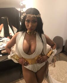 Nicki Minaj, seno in mostra per i 4 milioni di dischi 2
