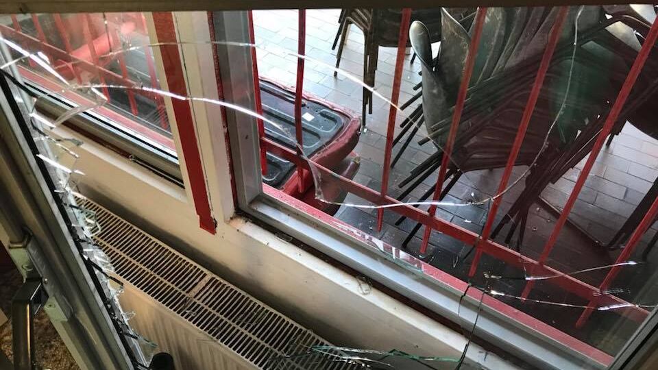 Blitz all'istituto pedagogico della Resistenza a Milano: vetri rotti e porte divelte