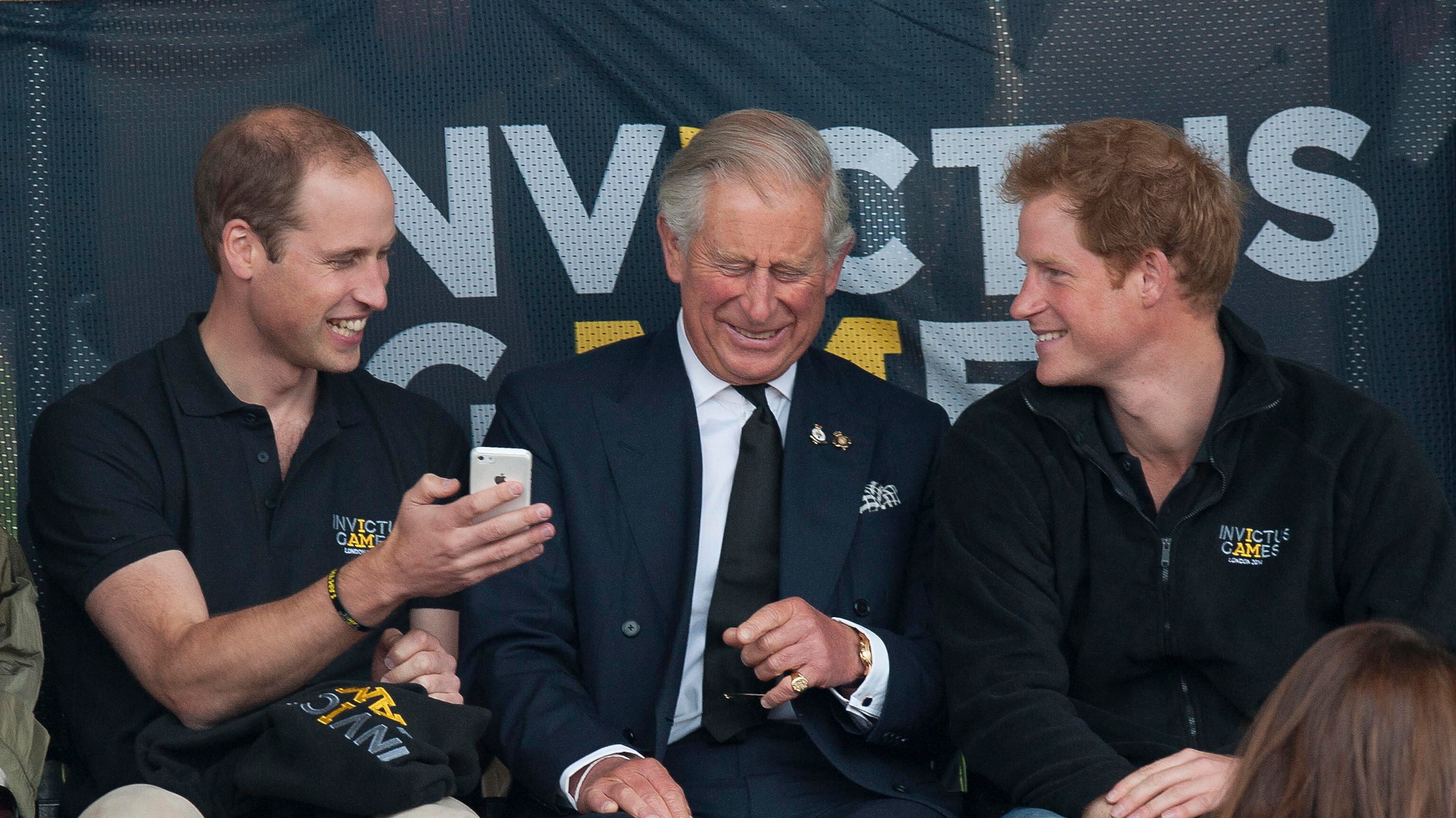 “Colloquio con Carlo, gelo con William”. Harry prepara il ritorno a Londra