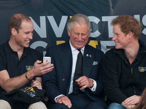 “Colloquio con Carlo, gelo con William”. Harry prepara il ritorno a Londra