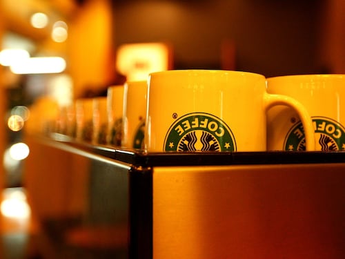 Cade un altro gigante woke: Starbucks cambia le regole sulla “diversità”