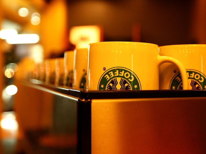 Cade un altro gigante woke: Starbucks cambia le regole sulla “diversità”