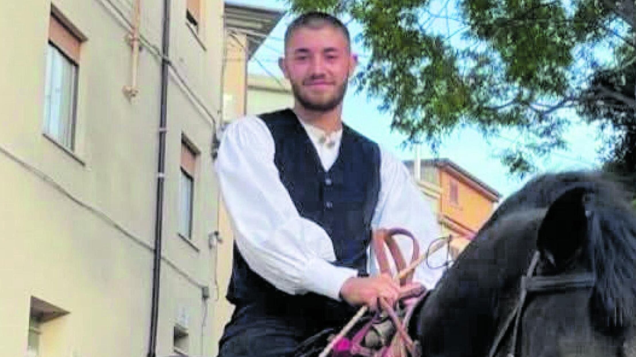Ammazzato a coltellate durante il Carnevale. Adesso è caccia al killer