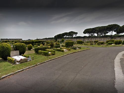 Smantellati mausolei abusivi rom al cimitero: botte contro i dipendenti