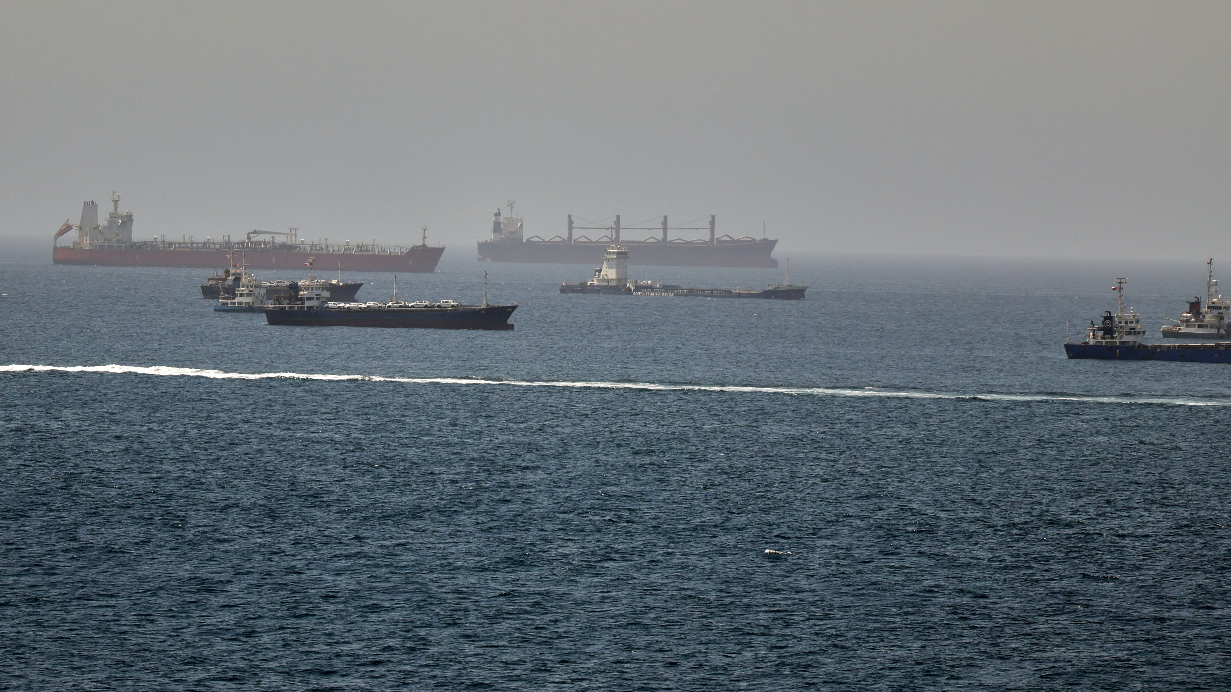Hormuz, raid Usa e guerra di annunci