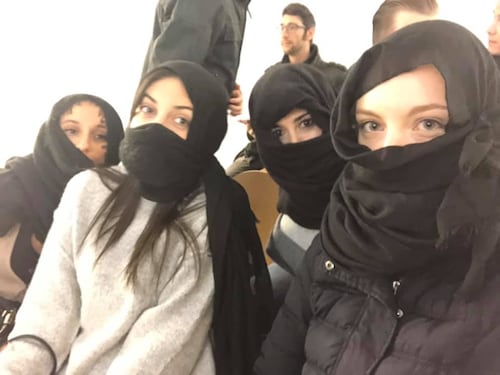 "Anche questo è femminicidio", il flash-mob delle leghiste con il velo