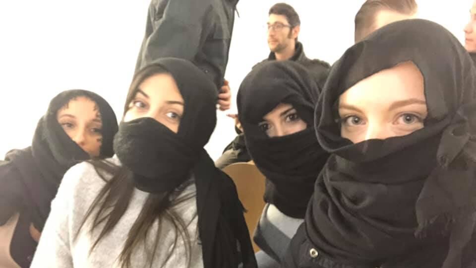 "Anche questo è femminicidio", il flash-mob delle leghiste con il velo