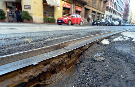 Buche pericolose sulle strade di Milano dopo le violente piogge degli ultimi giorni 6