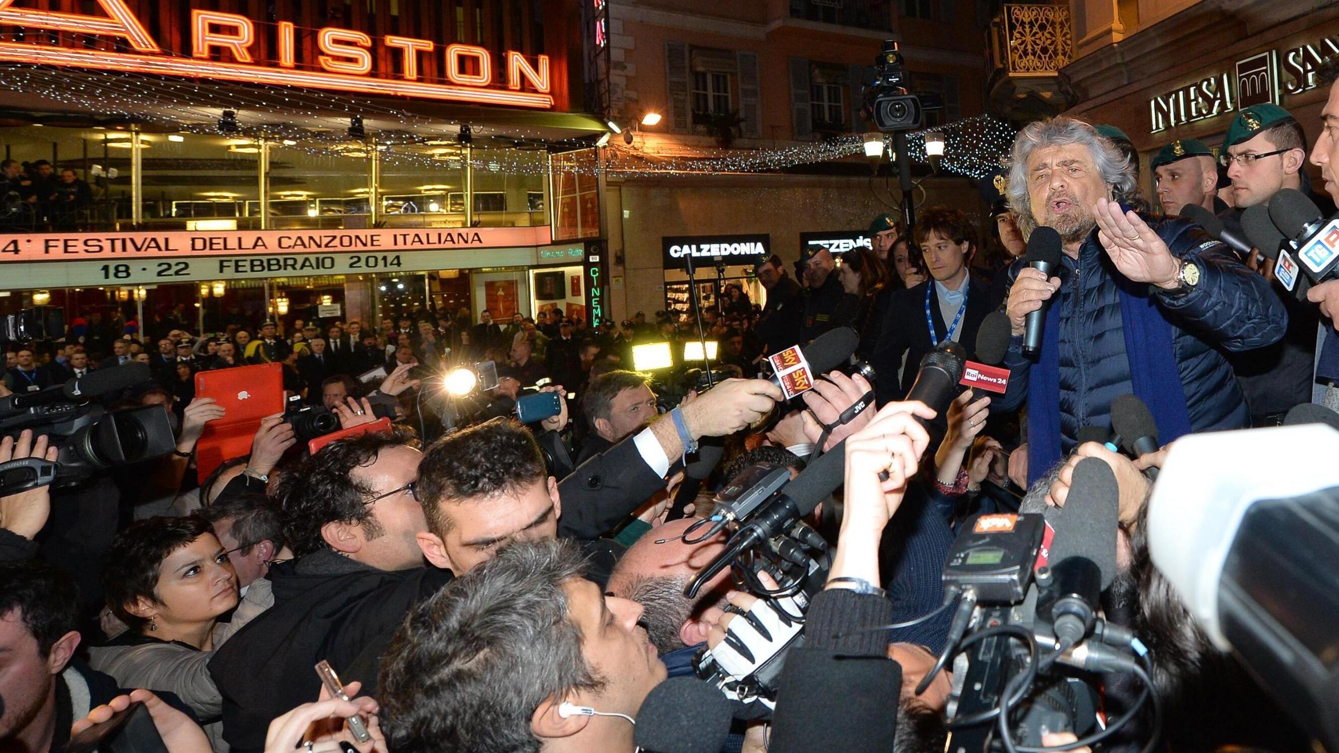 Il Festival di Grillo: comizio contro tutti ma poi corre da Renzi