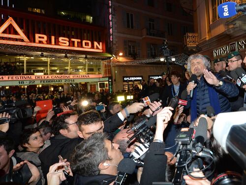 Il Festival di Grillo: comizio contro tutti ma poi corre da Renzi