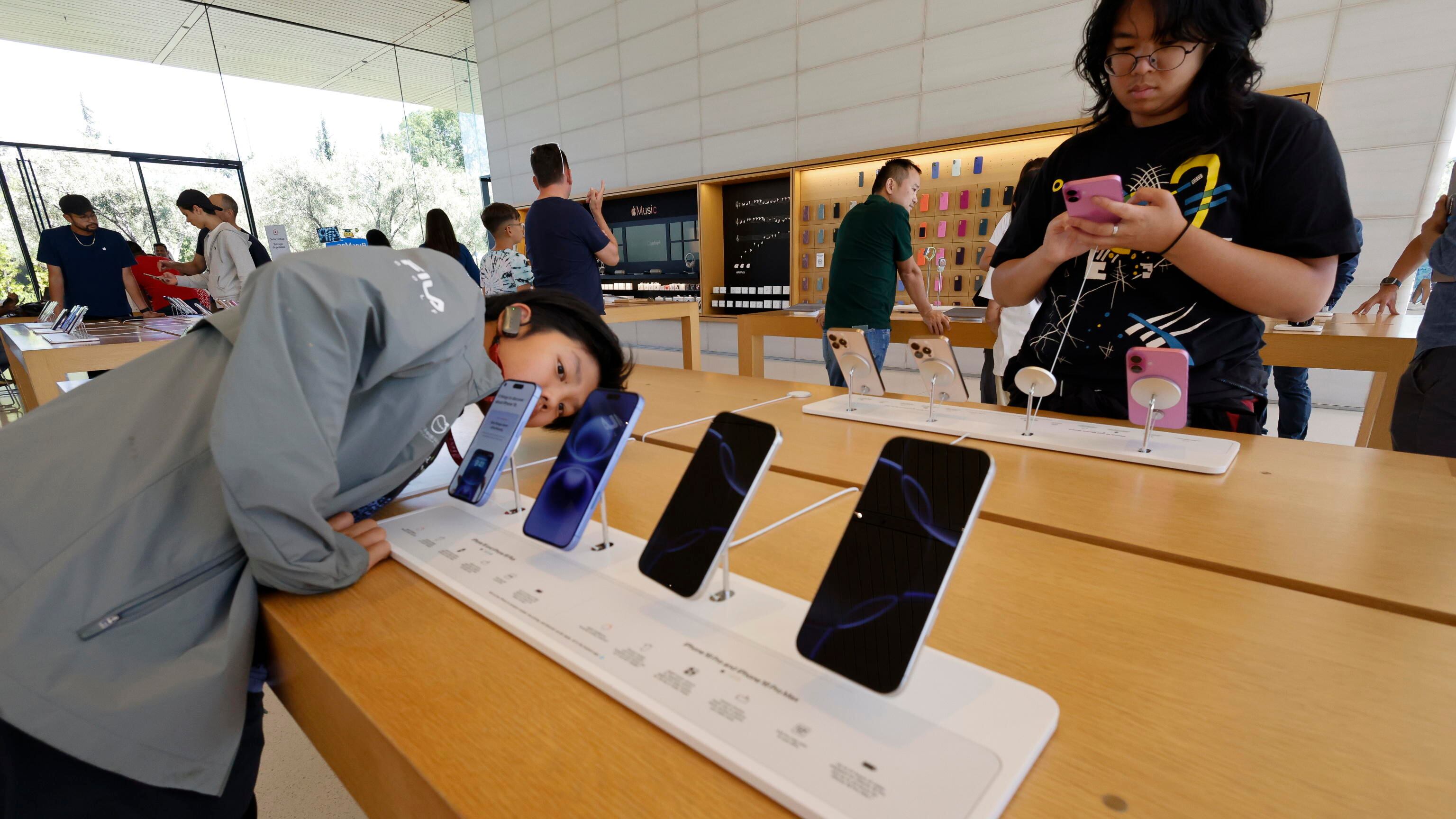 Quale smartphone comprare a Natale? I consigli sotto l'albero