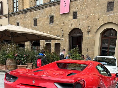 Turista entra contromano e parcheggia la Ferrari in Piazza della Signoria: multato