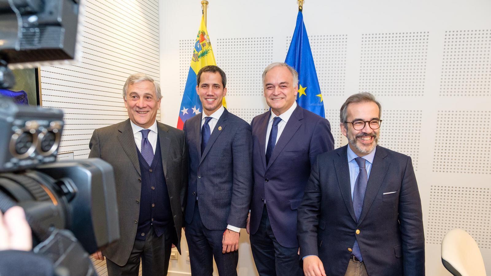 Venezuela, Tajani incontra Guaidò e bacchetta l'Italia: "Deve fare di più"