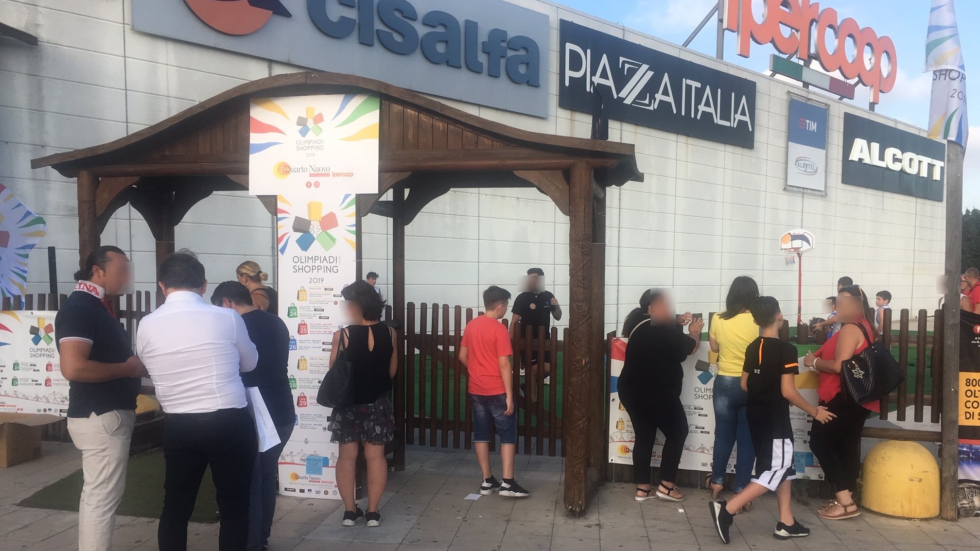 L'orrore al centro commerciale: 12enne stuprata da due ragazzi