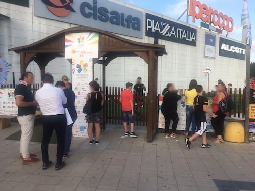 L'orrore al centro commerciale: 12enne stuprata da due ragazzi