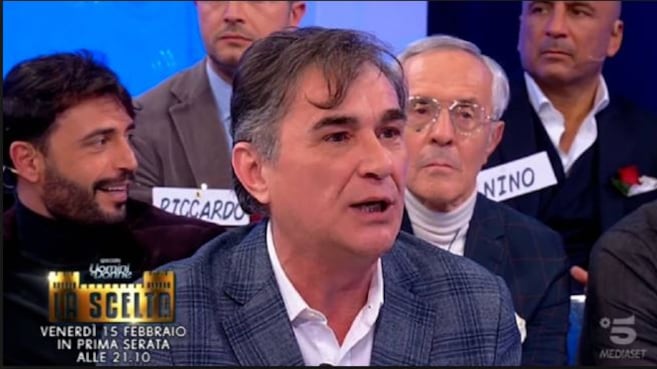 Uomini e Donne, Gianbattista aggredisce una collaboratrice: la De Filippi lo caccia dallo studio