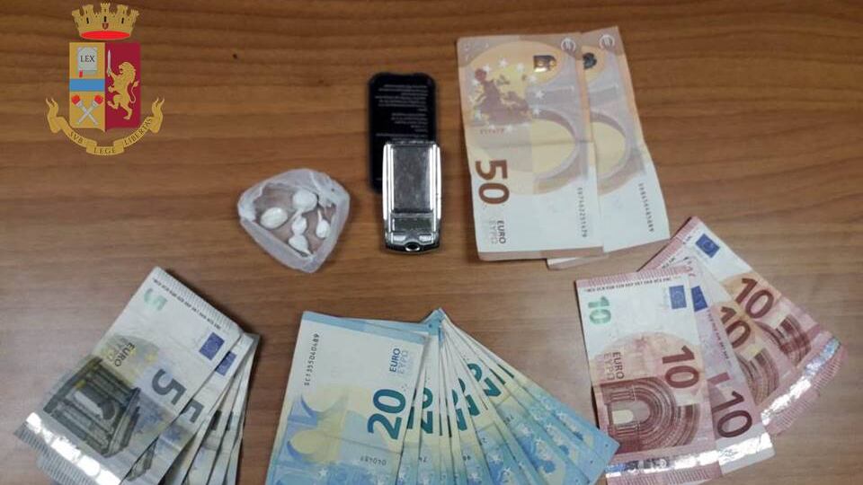 Taranto, nascondeva la cocaina nella gamba del tavolo: denunciato