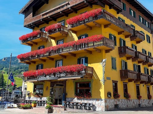 La famiglia Vacchi compra l’hotel di “Vacanze di Natale”: il de la Poste di Cortina diventerà un 5 stelle lusso