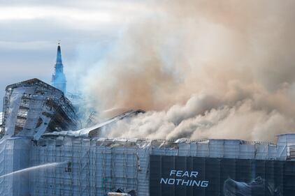 Danimarca, incendio alla vecchia Borsa di Copenhagen: "Come Notre Dame" 2