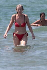 Stefania Giannini paparazzata a Forte dei Marmi 4