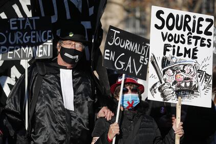 Manifestazioni e incidenti in Francia: le immagini delle proteste 3