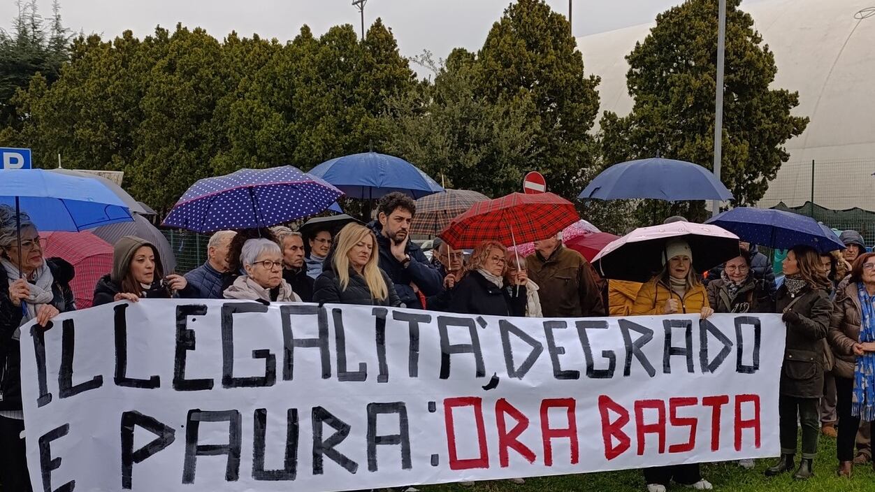 "Ospiti i migranti a casa sua e dorma in canonica". I residenti di Vicofaro contro don Biancalani