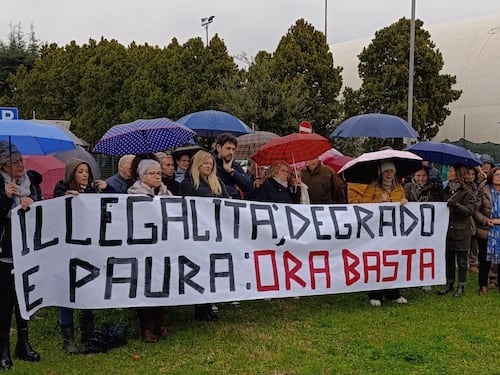 "Ospiti i migranti a casa sua e dorma in canonica". I residenti di Vicofaro contro don Biancalani