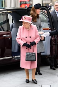 La Regina Elisabetta e Kate Middleton in visita al King's College  5
