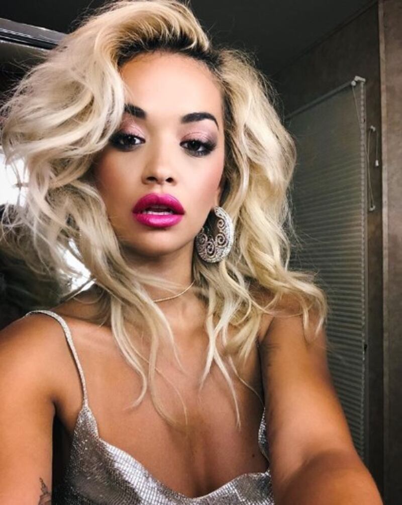 Rita Ora, il costume è sexy 9