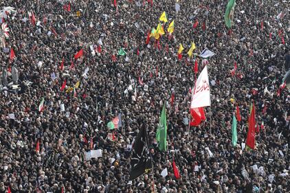 Teheran, milioni di persone ai funerali di Soleimani 1