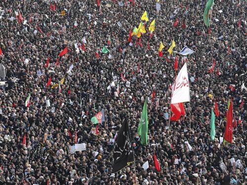 Teheran, milioni di persone ai funerali di Soleimani