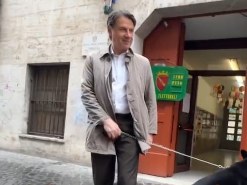 Conte al voto con il cane, ma dimentica la tessera elettorale
