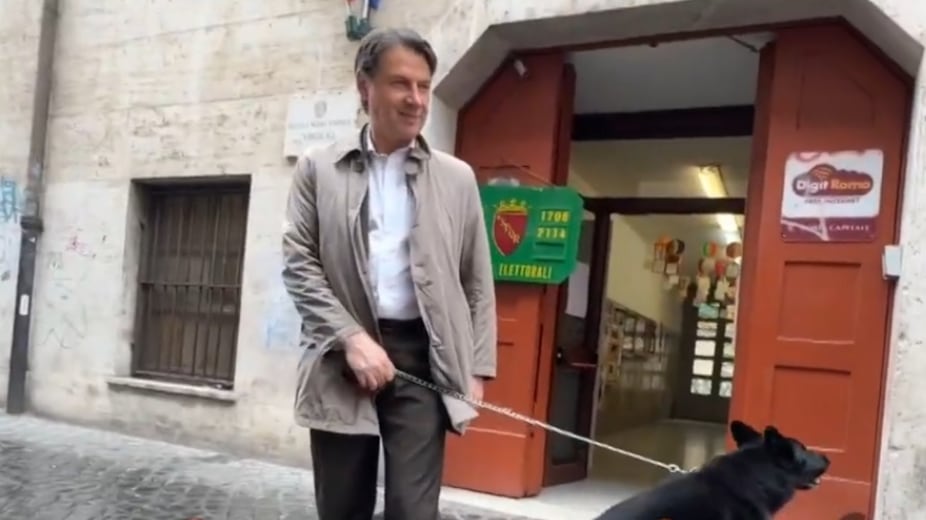 Conte al voto con il cane, ma dimentica la tessera elettorale