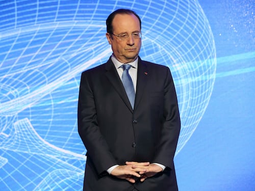 Hollande va a Canossa: cancellerà la supertassa sui ricchi