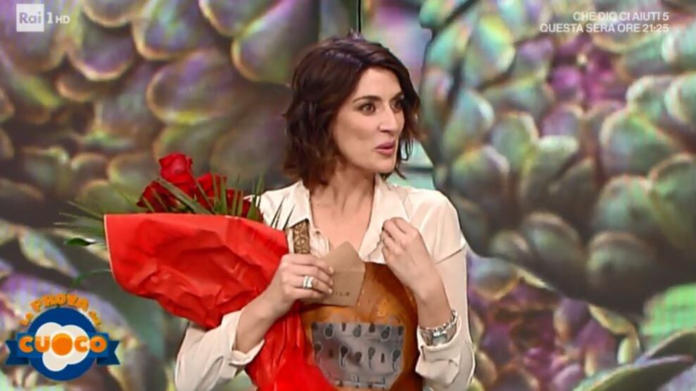 Elisa Isoardi, orso e rose per San Valentino da un ammiratore segreto