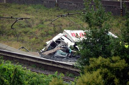 Genova, auto e camion schiacciati dal ponte 2