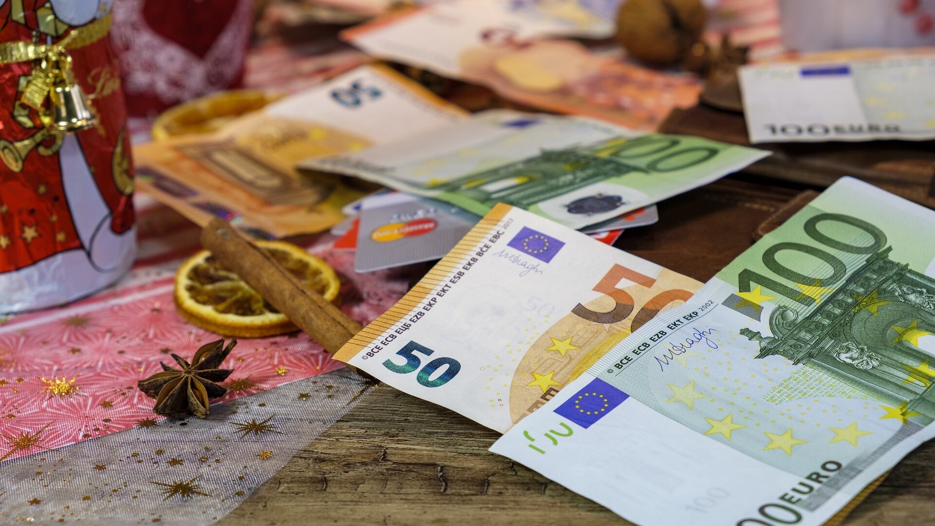 Tredicesime d'oro, gli italiani trovano 50 miliardi sotto l'albero
