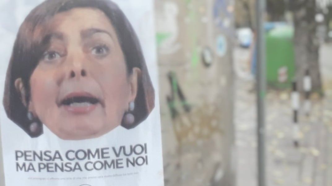 I manifesti anti-immigrazione che fanno il verso alla Boldrini