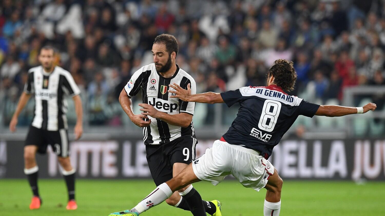 La Juventus cala il poker contro il Cagliari e si riprende il primo posto