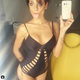 Silvia Provvedi, da Fabrizio Corona al nudo in piscina 12