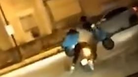 Follia ad Afragola, in due sullo scooter con una Vespa in braccio