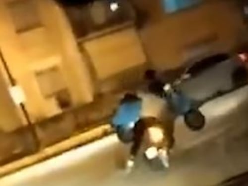 Follia ad Afragola, in due sullo scooter con una Vespa in braccio
