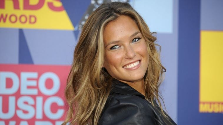Bar Refaeli mostra il pancino su Instagram