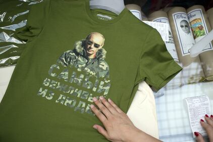 Putin conquistatore della Crimea: le t-shirt vanno a ruba 4