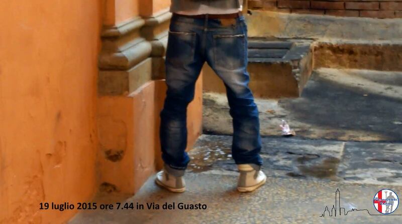 Immigrati dormono e urinano in strada a Bologna 2