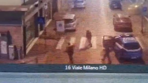 Pugni e bottiglie sulla volante. Immigrato pesta un poliziotto