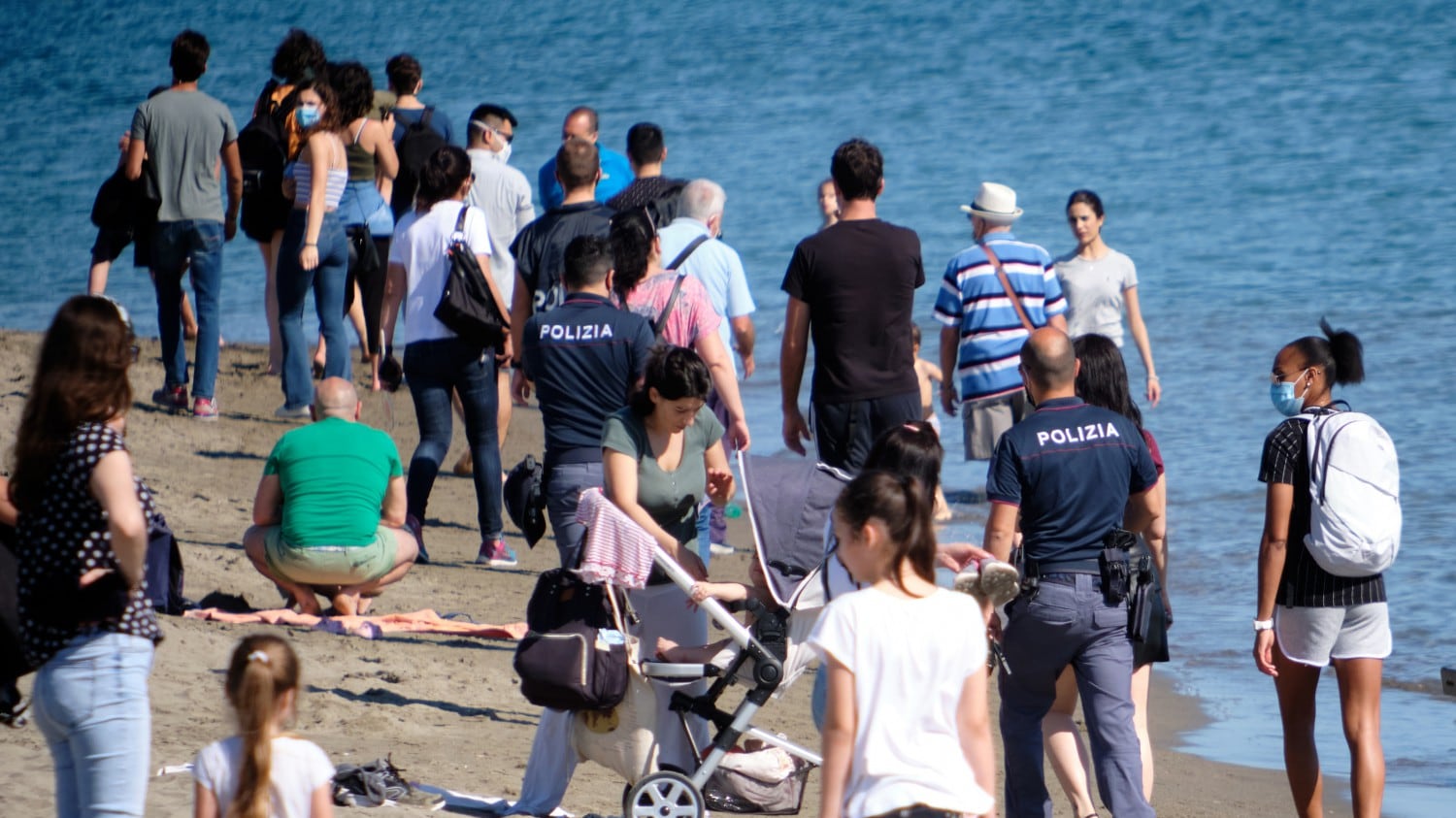 Spiagge e piazze affollate. Movida, da miraggio a incubo